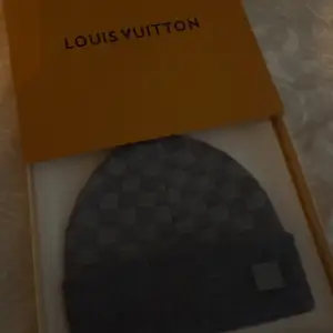 Säljer min Louis vuitton mössa, använd 1-2 gånger, passar perfekt nu inför vintern! Köpta i Louis Vuitton, Stockholm. Kvitto finns!
