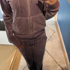 juicy couture set - ett jätte gulligt lila juicy set som inte längre används! sitter perfekt på mig som har storlek xs/s. original priset 2100