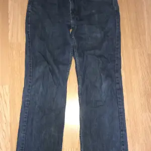 Ett par Vintage Levis jeans i strl w33 L32 har använt som baggy byxor passar jättebra som det.