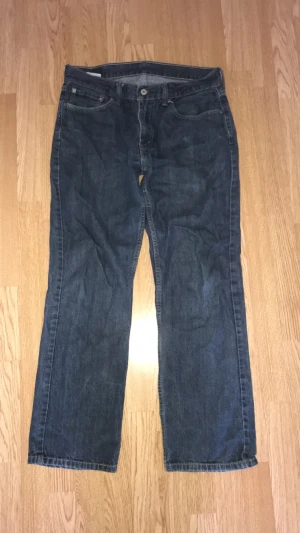 VINTAGE LEVIS JEANS - Ett par Vintage Levis jeans i strl w33 L32 har använt som baggy byxor passar jättebra som det.