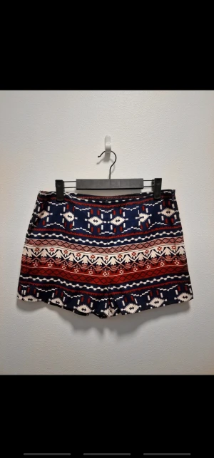 Vackra Shorts - Ny skick utan prisslapp. Tribal style. Passar som S. Hög midja. 