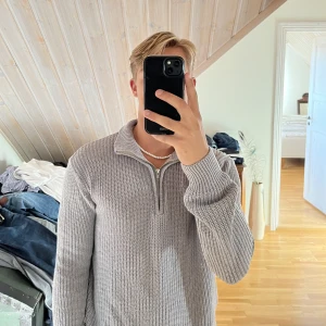 Halv zip - Grå Halv zip från lager 157 Storlek:M passar L Pris:70 kr + frakt Skriv om ni har frågor!