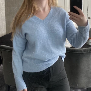 Ljusblå tjocktröja | Amisu - En jättefin ljusblå tjocktröja i storlek S. Då den är lite nopprig säljer jag den för nedsatt pris. Då tröjan är stor passar den folk från XS-M🩵🩵🩵 För mer info och bilder skriv privat.