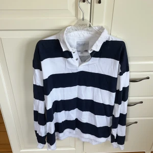 Randig långärmad tröja - Blårandig långärmad superskön tröja från Lager157🤩 Tröjan är lite oversized i ett väldigt skönt material, med långa ärmar! Den är aldrig använd och är i strl M✨ Pris kan diskuteras💞