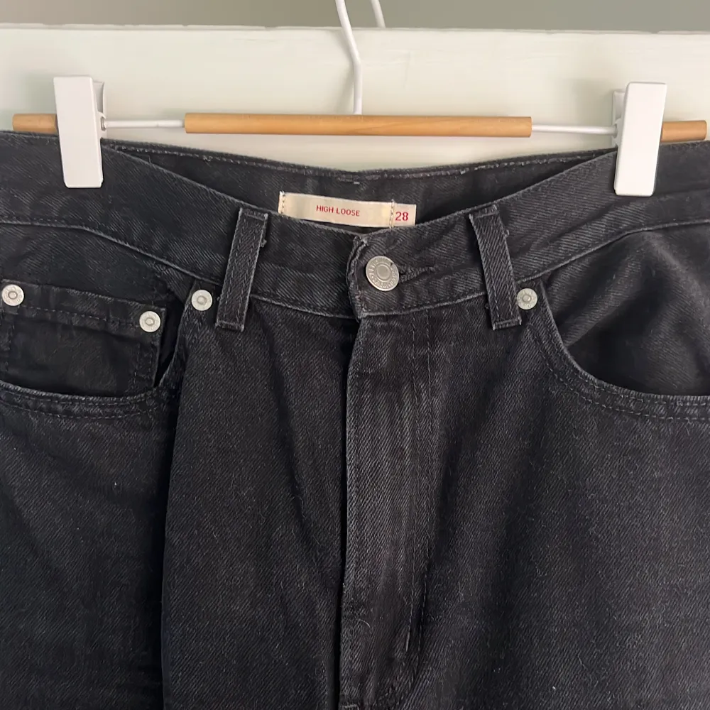 Svarta vida jeans från Levi’s!💞De är i modell High loose med hög midja och är lite för korta för mig som är 180 cm.🫶🏼 De är använda ett fåtal gånger så är i topp skick fortfarande✨  Strl 28.  Priset kan diskuteras🤩. Jeans & Byxor.