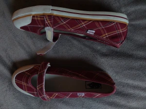 Skor  - Skorna är oanvända och tror inte att dom går att hitta i butik. Jag har storlek 38/39 men skorna är för små för mig dom skulle nog kunna passa på någon som har storlek 36 . Dom har kardborrband 