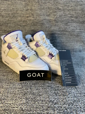 Jordan 4 purple metallic  - Tja, säljer nu dessa sjukt snygga fyror( finns uppe på ett till konto). Storlek 44. Box och certifikat från goat finns. Skick 8/10. Pris 2500. 