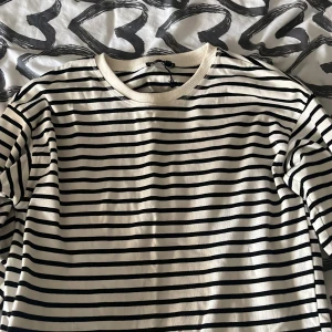 Randig Zara tröja  - Säljer denna super fina tröja ifrån Zara då den inte kommit till så stor användning. Är i mycket fint skick
