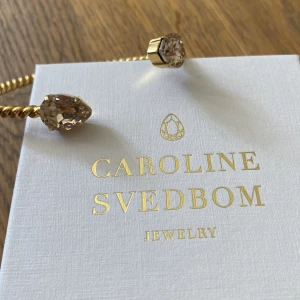 Caroline Svedbom - Säljer detta fina armband från Caroline Svedblom. Mycket fint och knappt använt