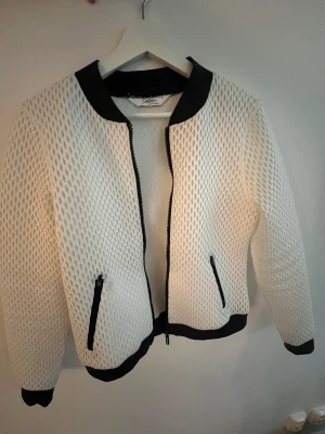 Jacka - Superfin vit jacka i mycket bra skick, knappt använd 💞