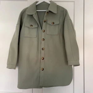 Mintgrön oversized kappa - Säljer nu min oversized kappa i färgen Mintgrön storlek S, jag är 168 och kappan går ner till låren mot knäna. Endast provat jackan på!! Jackan är varm så den går att använda nu till hösten och vintern😍🫶🏽