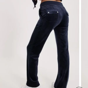 Juicy couture byxor  - Jag säljer dessa juicy byxorna för dem inte passar mig längre. Köpte dem i år, dem har inga tecken på skador å inga fläckar!  Köparen står för frakten 💕💕( skriv om ni vill ha fler bilder )