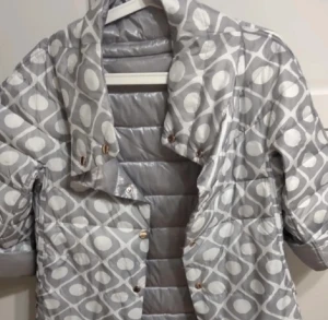 Trekvartsärmad jacka  - Hej säljer denna trekvartärmade jackan som ser ut som en herno. Jacka kan vändas in och ut. Säljer den då den tyvärr va för liten för mig. Pris kan diskuteras vid snabb affär. Bilderna är från förra ägaren. 