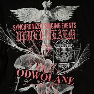 BLADEE EXCLUSIVE MERCH 💯😳🤩 - Exclusive merch från en show i Polen. Denna release såldes alltså bara på den spelningen väldigt rare. Säljer pga jag sällan användar den, använd ksk 1-3 gånger så den är i bra skick! Har ingen stress med att sälja, typ intressekoll. Bra pris o den e din💯