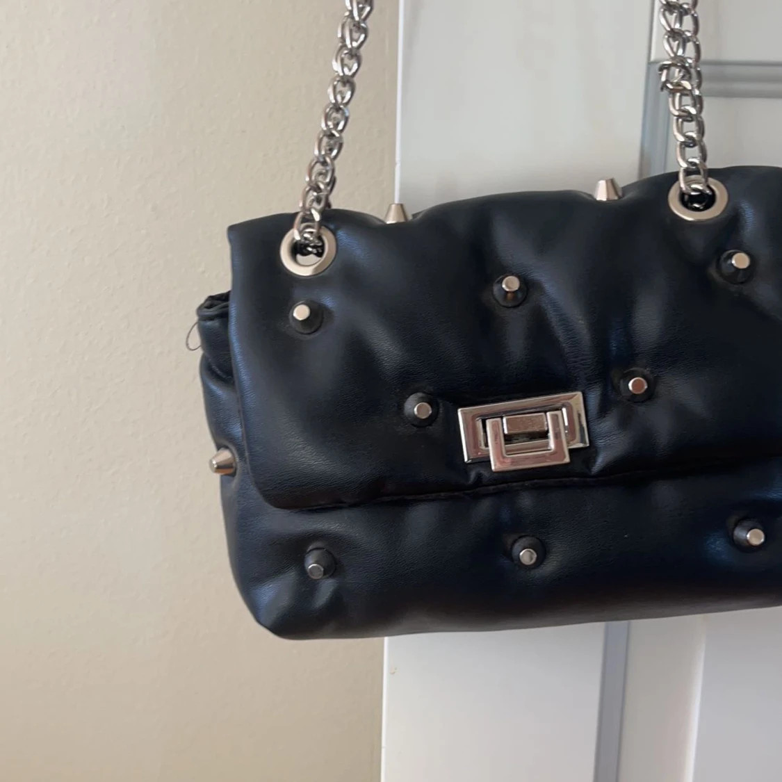 Svart väska med nitar - 91