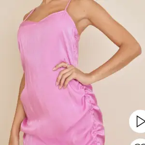 Rosa klänning stl small från Noisy May. Aldrig använd och köpt för 299kr. 