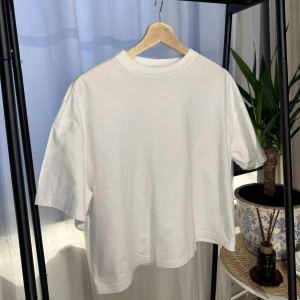 Vit t-shirt - Fint skick Lite kortare t-shirt 