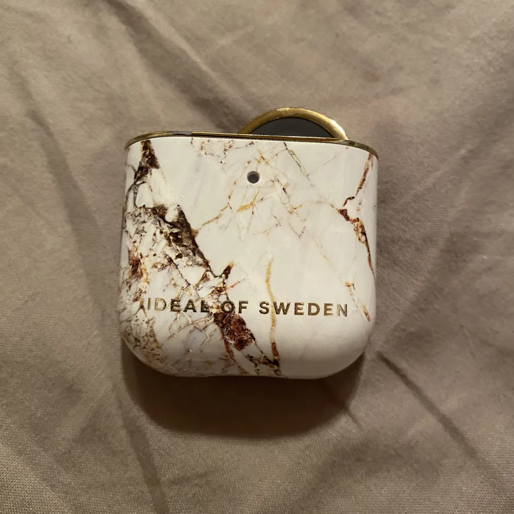 Säljer de här jättefina airpodsskalet från ideal OFF sweden, nypris 299 kr . Accessoarer.