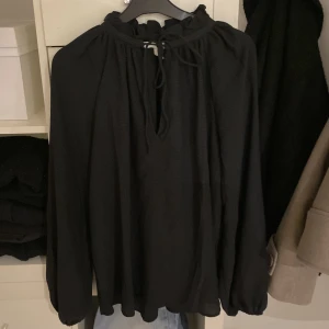 Blus  - Säljer min svarta blus ifrån hm köpt för längesedan så den säljs inte längre💓💓den är i jättegott skick inte skador eller liknade😽 bara att höra av sig vid funderingar! (TRYCK INTE PÅ KÖP NU)