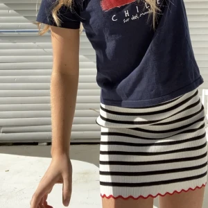 Randig kjol - Så fin och skön kjol från Zara. Storlek S men passar xs. Finns matchande tröja till. Se annan annons. I fint skick!