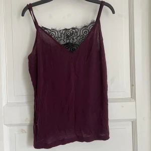 Linne med spets - Jättefint linne med spets fram och bak. Från Cubus, står storlek M men skulle säga att den är mer S/Xs beroende på hur man vill att den ska sitta. Går att justera banden.