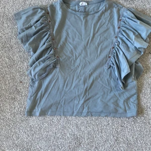 Zara blus  - Säljer min zara  blus den är  grå men lite  detaljer