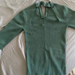 Super fin zara tröja, den är i nyttskick och aldrig använd. Den är väldigt töjbar (den är i storlek s men passar båda xs/s/m) 