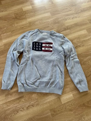 Stickad Lexington tröja - Storlek L lexington tröja stickad. Inköpt på Nk för 1700kr. Använd men i gott skick