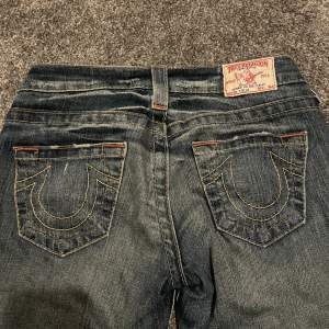 Säljer dessa smått använda true religion jeans då dom blivit för små.