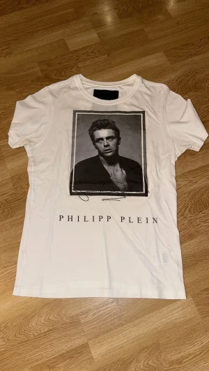 Tshirt Philipp Plein - Philipp Plein tshirt storlek L. Inköpt på st James i Göteborg för 2500kr. Sparsamt använd