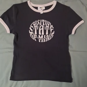Smiley tröja - Den har aldrig används och är storlek XS. Jag skickar inte paket :/ men om due intresserad kan vi träffas i tc.