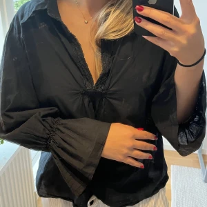 Svart söt blus - Köpt second hand i storlek L/XL skulle dock kalla den mer M då det är vad jag är. 