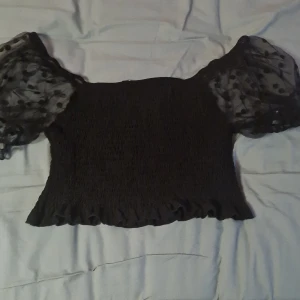 Shein topp - Det är storlek S. Jag kan inte skicka paket :/ men om due intresserad kan vi träffas i tc.