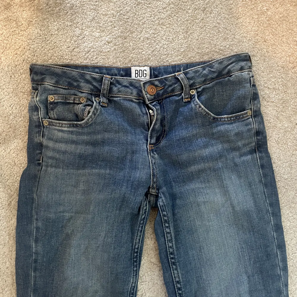 lågmidjade jeans med bootcut, säljer pga att dom är dör långa för mig så jag trampar på dom när jag går. Jag är 160. Annars är dom as snygga. Köpte i london på Urban outfitters. W 27 L 32. Jeans & Byxor.