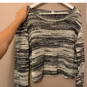 Stickad tröja - Snygg stickad tröja i stl M, sitter fint oversized på mig som brukar ha xs-s❤️