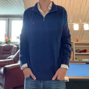 Ralph lauren half zip - Säljer denna snygga half zip tröjan från Ralph lauren pga användningsbrist. Skitsnygg och passar till allt. Storlek L och passar mig bra som är 189! Hör av er vid frågor eller funderingar!