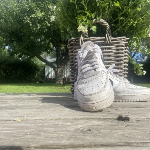 Nike Air Force - Hållbart material, fyra månaders tidigare användning. Bra skick, snygga och sköna till bra pris