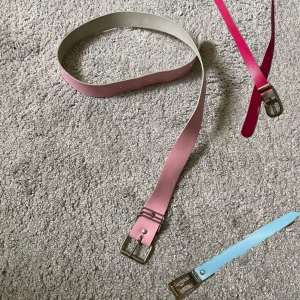 Skärp - 3  skärp i bra skick! Ljusrosa -50kr Mörkrosa- 40kr Ljusblå- 40kr Eller alla för 120 Köparen står för frakt🚚💗