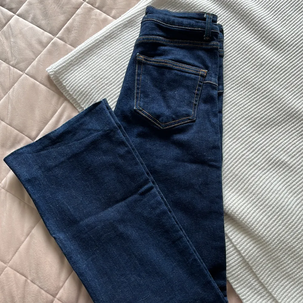 Mörk blåa jeans ifrån zara, dem är i längd 34 men jag har sytt upp dem så att dem passar 30/32, man kan sprätta upp sömmen om man vill🫶. Jeans & Byxor.