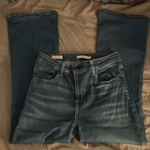 Flare jeans - dem sitter midwaist och är stretchiga och jättebekväma att ha på, används inte längre.Har sytt dem i benen för dem var för långa😋 midjemått: 34 och innerbenslängd 70cm. ❤️Ordinarie pris: 1250kr. Kontakta mig om ni har några frågor<3