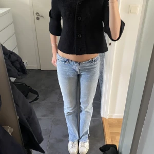 Jeans  - Jeans med slits i strl 36 från zara☺️passar mig som är 175