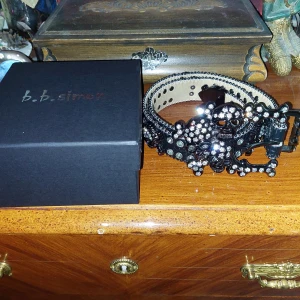 Bb belt - Tvär fet bb simon skullpile bälte (replika) 105cm långt med bb simon låda, har lagt till ett till hål som syns på bild 3, bältet är nytt men tänkte att jag skulle säljs den och köpa rätt storlek