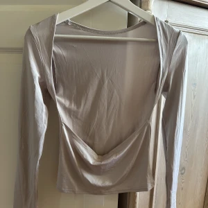 Open back topp - Helt oanvänd, inte genomskinlig och ramlar inte ner från axlarna som vissa andra liknande tröjor kan göra. Sitter jättefint på. Köpare står för frakt 