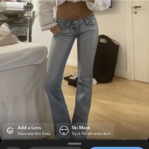 Lågmidjade zinnia jeans - INTRESSEKOLL på dom här lågmidjade jeansen som är köpta på plick💗 skulle säga att de passar en 34 (Bilderna är lånade av personen jag köpte av) OBS De är slitna längst ner på baksidan, se bild 3!