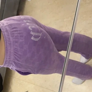 Lila/rosa juicy couture byxor - Fina lila juicy byxor som har massa tryck på dom. Alla diamanter sitter kvar. Byxorna är använda ett par fåtal gånger, har inga skador alls och är i toppen skick!
