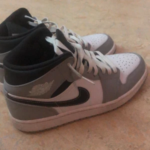 Jordans  - Helt nya Jordan 1 light smoke grey mid  använda 1 gång inget creese, skador eller liknande nypris 3000 kvitto och box finns! Mitt pris 1000. Pris diskuteras inte då de är helt nya och box och kvitto ingår!