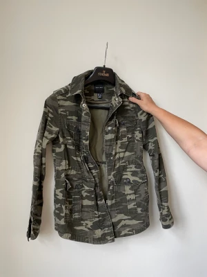 Militär jacka  - Jättesnygg jeansjacka i storlek 34