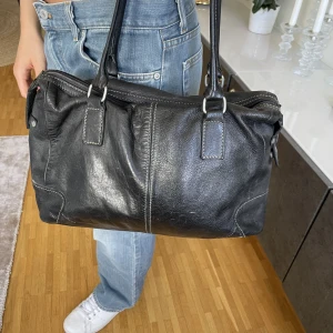 Väska  - Fin väska köpt på loppis men super bra skick! Mellan stor, kan skicka mått om önskas. 