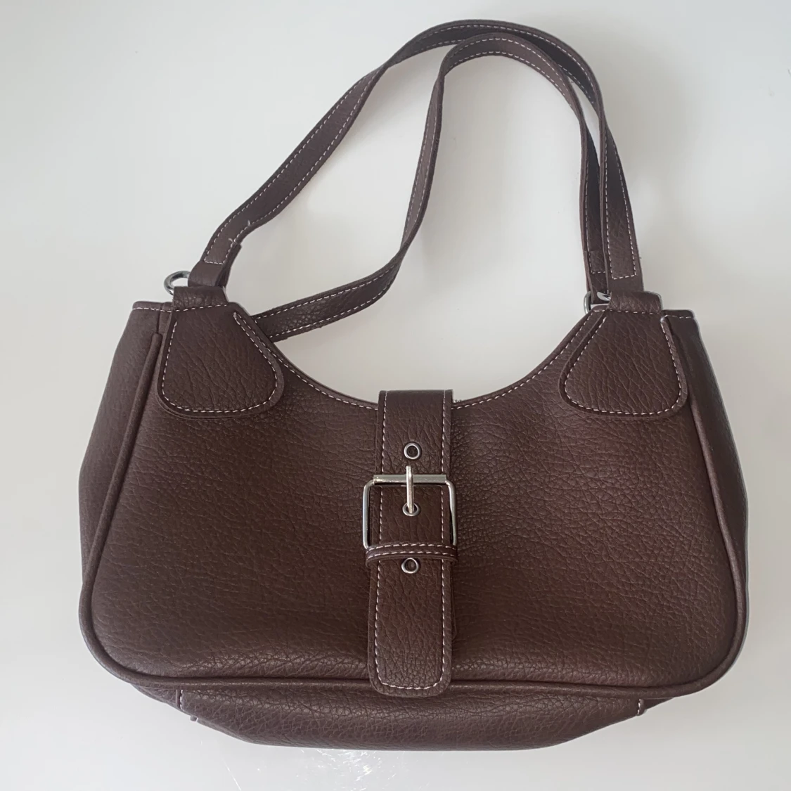 Brun hand/axelväska i faux skinn 👜