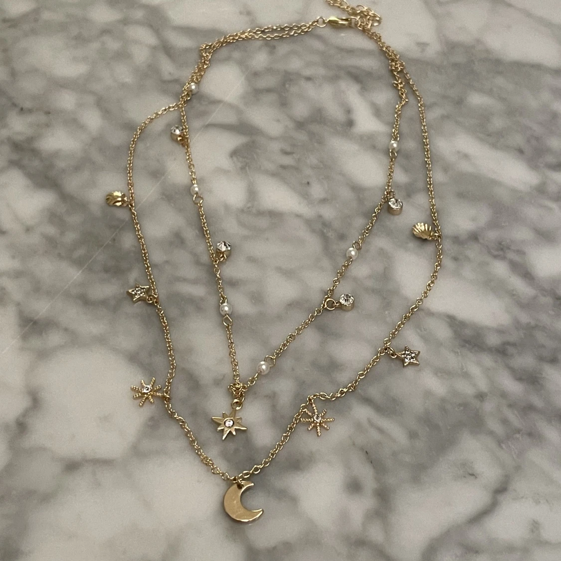 Guldfärgat halsband